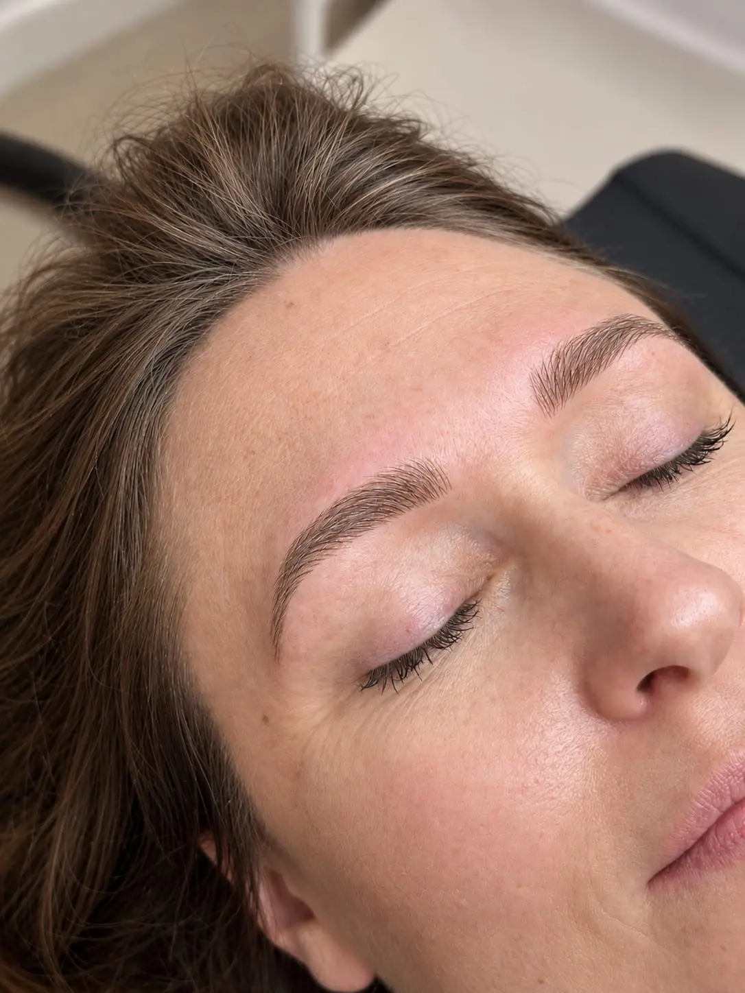 Hybrid brows. Hybrid bryn med fine hairstrokes og let shading, tilpasset brynbuens naturlige form.
