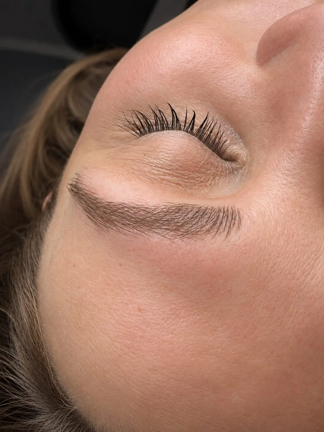 Microblading. Microblading med hårlignende streger tegnet enkeltvis for et naturligt, tæt bryn.